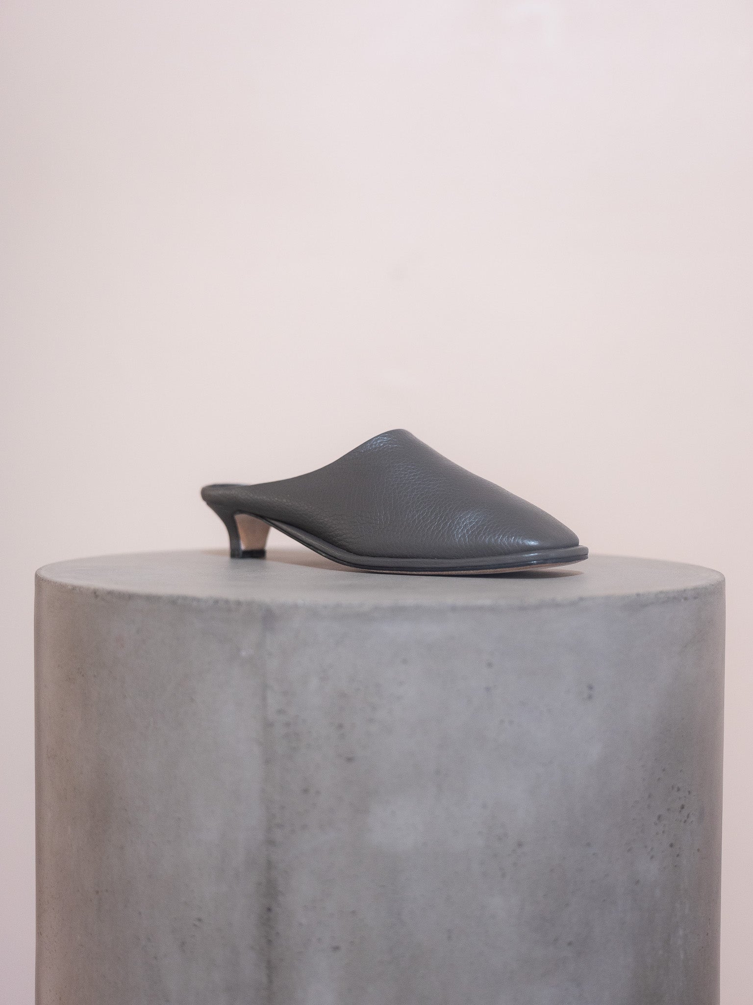 Soft Kitten Heel in Coal