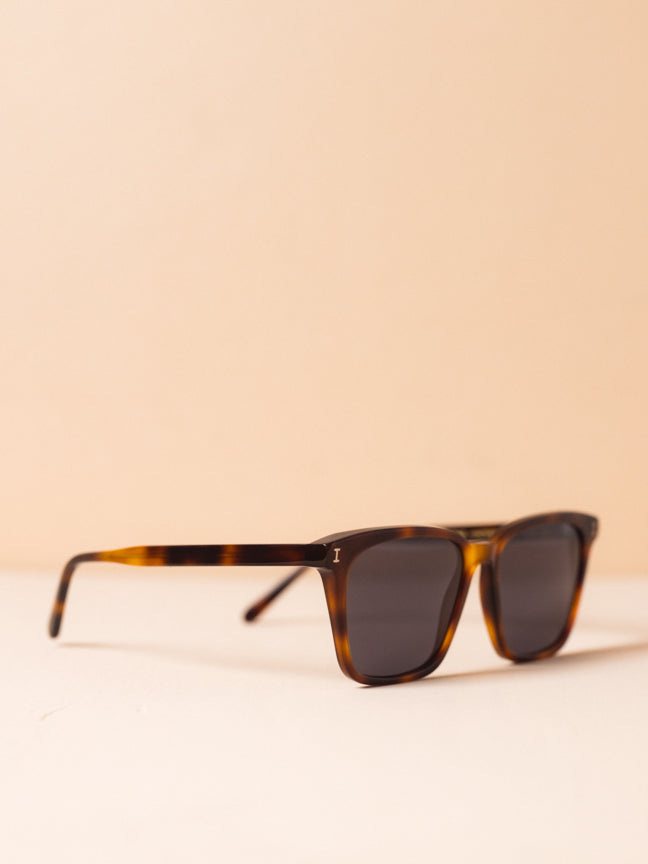 Side view of Illesteva sunglasses with square frames in a dark tortoiseshell and dark frames. Illesteva Asheville in Havana.