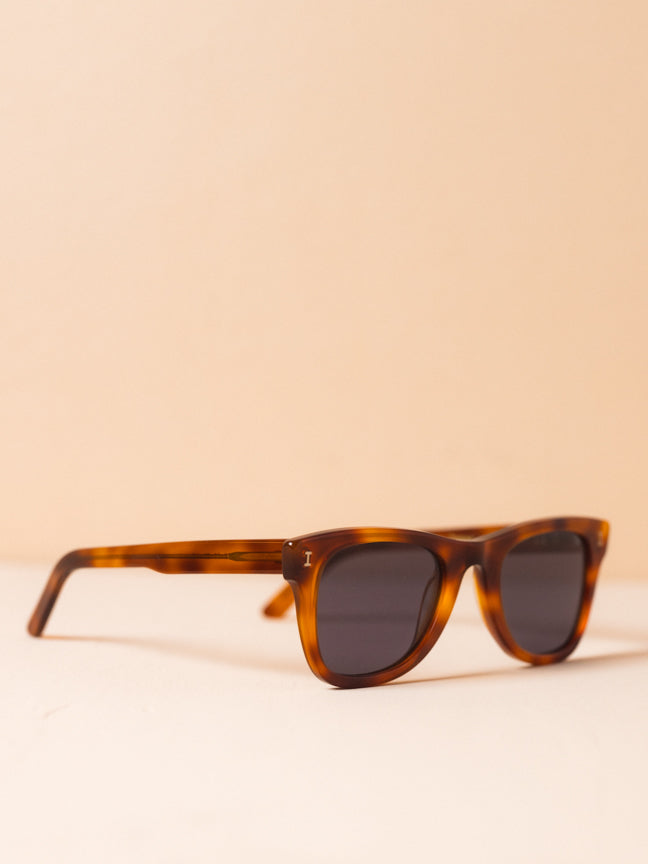 Side view of Illesteva lightly angled square framed sunglasses with brown tortoiseshell frames and dark gray lenses. Illesteva Austin sunglasses in red havana. Style Number: ILLESTEVA-AUS2F